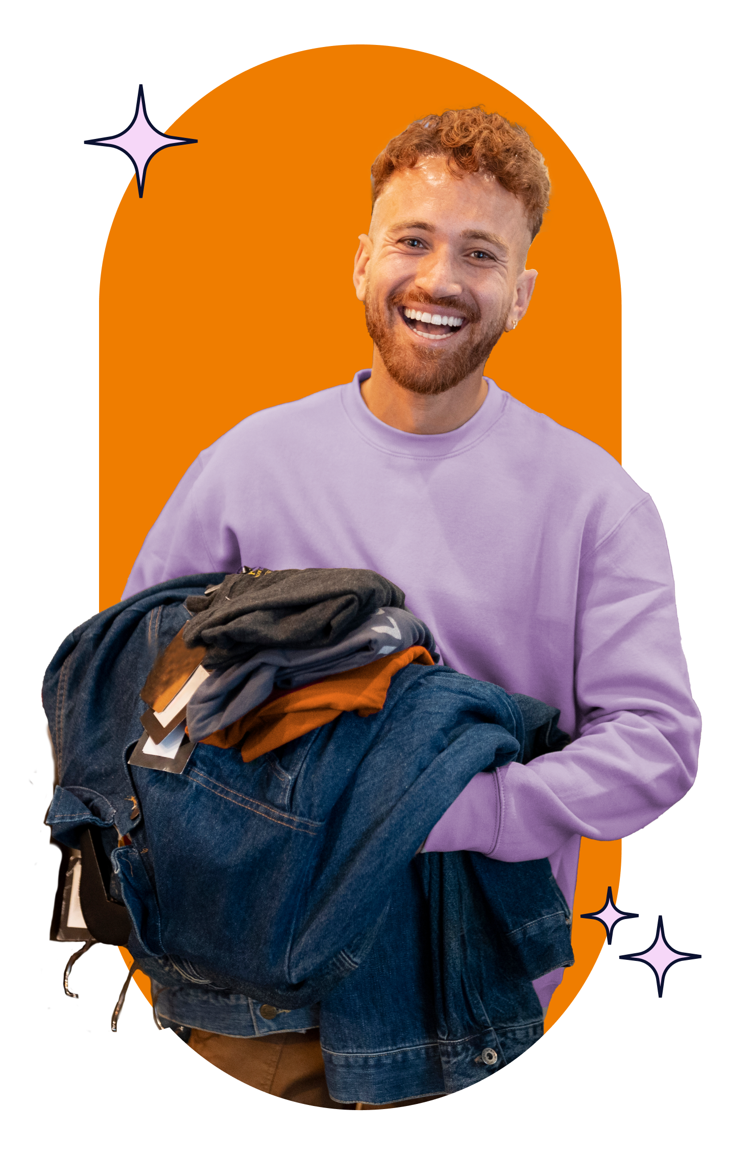 Homem segurando roupas